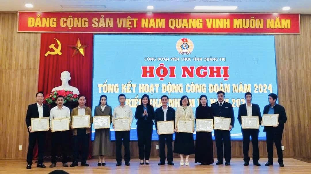 L&atilde;nh đạo Li&ecirc;n đo&agrave;n Lao động tỉnh trao bằng khen cho c&aacute;c tập thể v&agrave; c&aacute; nh&acirc;n c&oacute; th&agrave;nh t&iacute;ch xuất sắc trong phong tr&agrave;o thi đua "Lao động giỏi v&agrave; x&acirc;y dựng tổ chức C&ocirc;ng đo&agrave;n vững mạnh&rdquo; năm 2024 - Ảnh: C.N